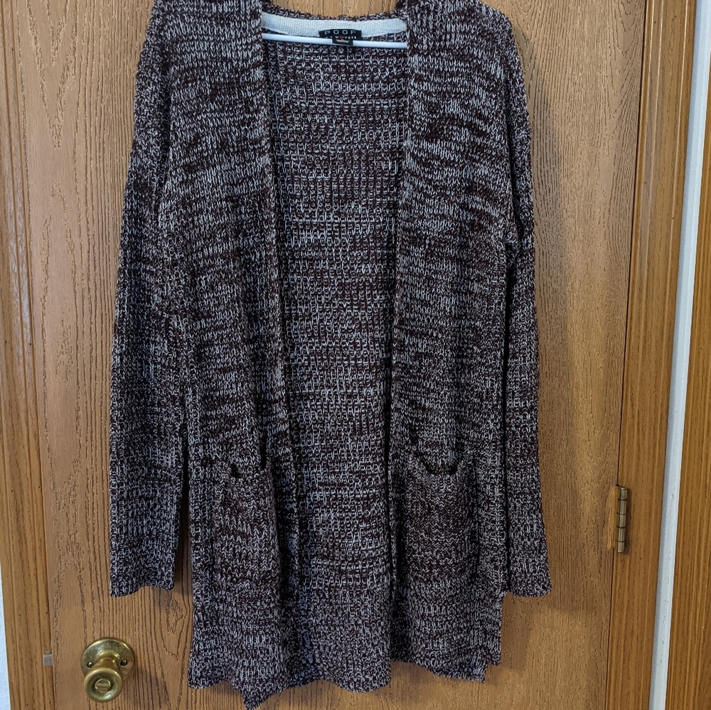 Medium sweater with hood
